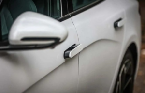 Кінець епохи висувних ручок: чому Китай забороняє популярну фішку Tesla та інших EV